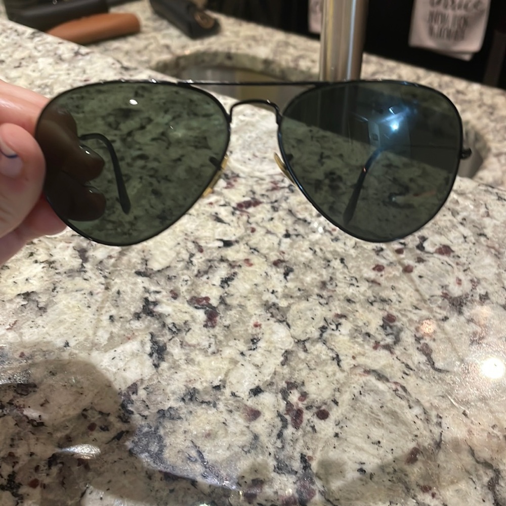 RAY BAN SUNNIES AVIATORS // BLACK // WORN BUT Excellent CONDITION! Case included